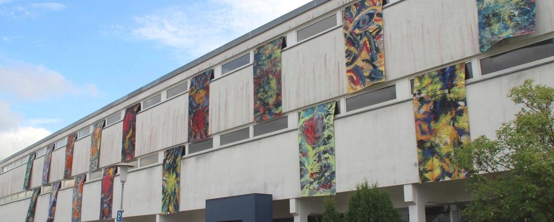 Wehende Kosmos-Fahnen der Künstlerin Annette Steinacker-Holst.