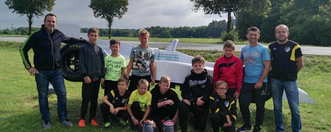 Im Bild stehend von links: Bernd Spielberger, Florian Eger, Moritz Münzinger, Noah Spielberger, Julian Beck, Trainerteam Michael Spielberger und Michael Burgetsmeier. Kniend vorne von links: Lukas Burgetsmeier, Felix Spielberger, Fabian Faul, Lars Müller, Lasse Behrens.