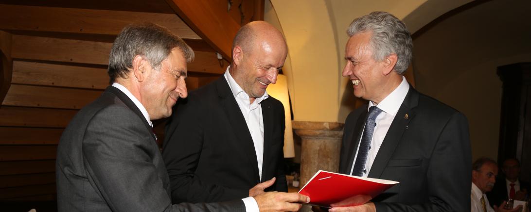 Große Ehre: Vorstandsvorsitzender Kurt Müller (rechts) bekam vom Vizepräsident des bayerischen Sparkassenverbandes, Roland Schmautz (links), und dem Landesobmann und Chef der Stadtsparkasse München, Ralf Fleischer, die goldene Sparkassennadel überreicht. 