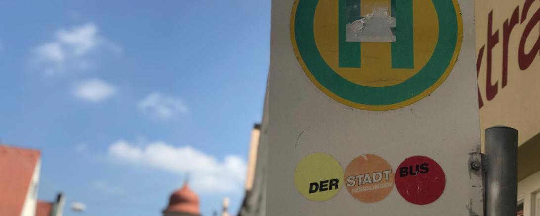 Der Halt des Nördlinger Stadtbusses in der Deininger Straße. 