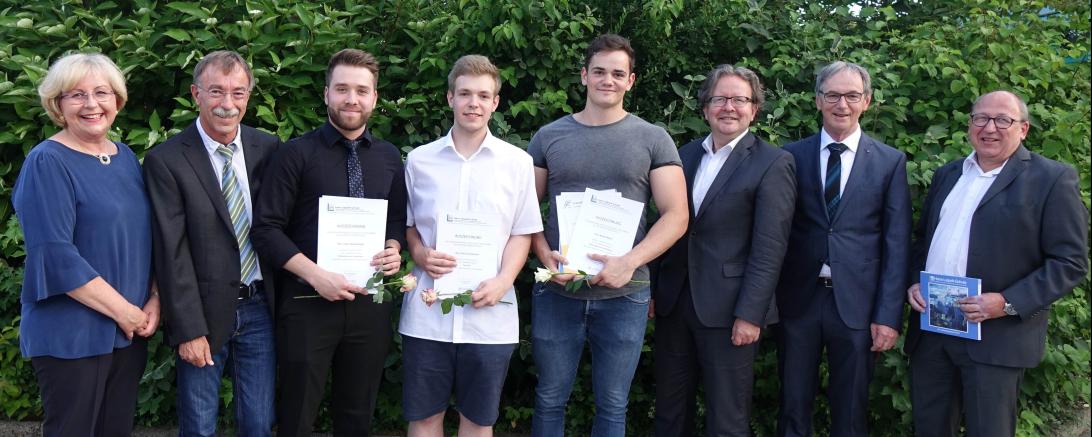 Jahrgangsbeste BOS Technik und Wirtschaft: Schulleiterin Doris Barth-Rieder, stellvertretender Schulleiter Richard Strehle, Julius Rollenmiller (Höchstädt), Simon Ruttmann (Ziertheim), Niklas Meyer (Nördlingen), Oberbürgermeister Armin Neudert, 1. Vorsitzender des Fördervereins Helmut Straßer, Elternbeiratsvorsitzender Dieter Podstawski