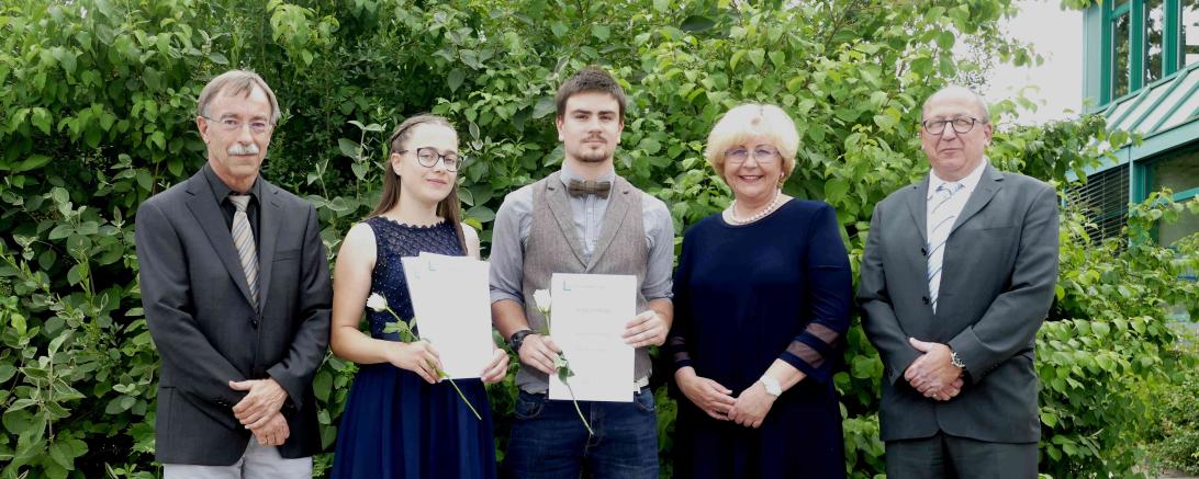 Jahrgangsbeste FOS Wirtschaft: stellvertretender Schulleiter Richard Strehle, Franziska Keller (Tapfheim), Vincent Langhans (Meitingen), Schulleiterin Doris Barth-Rieder, Elternbeiratsvorsitzender Dieter Podstawski
