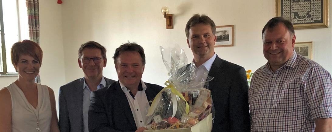 Zu sehen sind (v.l.n.r.): Lauingens Bürgermeisterin Katja Müller (stellvertretende KPV-Bezirksvorsitzende), Landrat Donau-Ries Stefan Rößle (KPV-Landesvorsitzender), Kaufbeurens Oberbürgermeister Stefan Bosse (bisheriger KPV-Bezirksvorsitzender), Bürgermeister Kammeltal Matthias Kiermasz (neuer KPV-Bezirksvorsitzender) und Wiggensbachs Bürgermeister Thomas Eigstler (stellvertretender KPV-Bezirksvorsitzender).