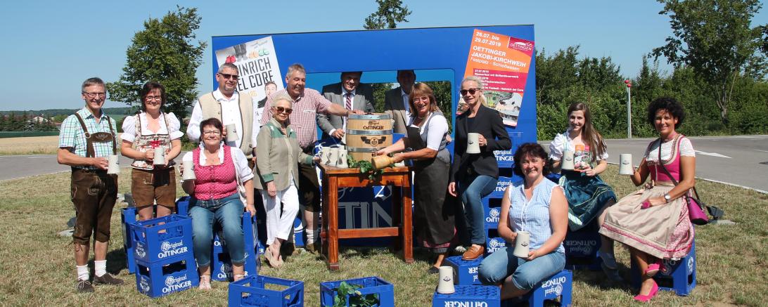 Bürgermeisterin Petra Wagner (5. von rechts) sticht das Fass für die Kirchweih-Bierprobe an.