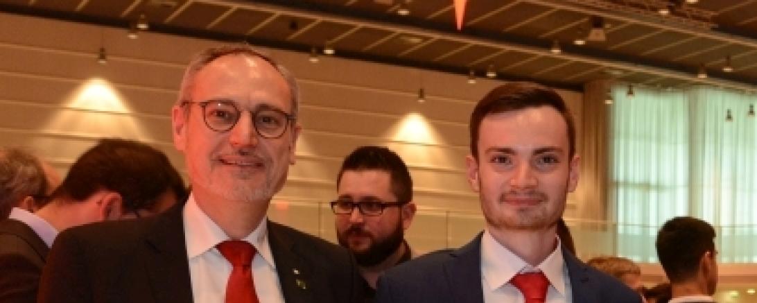 Thomas  Strobl übergibt seinem Sohn Anselm den Meisterbrief.