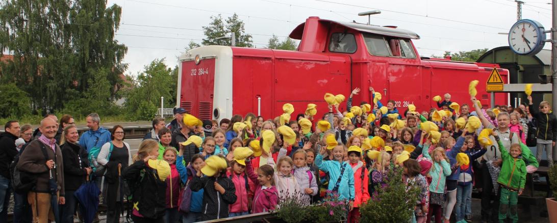 Während auf dem Gunzenhauser Bahnhof die Kinder aus München, Aschaffenburg und Hof zur Heimfahrt von einem erfüllten Kinderchortag auf ihren Zug warten mussten, wartete der Museumszug auf die Kinder aus dem Ries.
