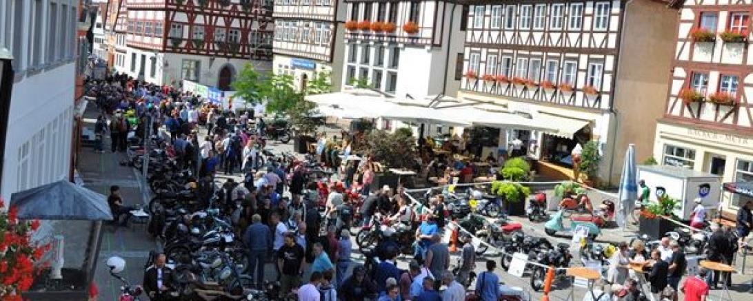 Das Bild zeigt das Oldtimer-Motorrad-Frühshoppen auf dem Marktplatz Oettingen.