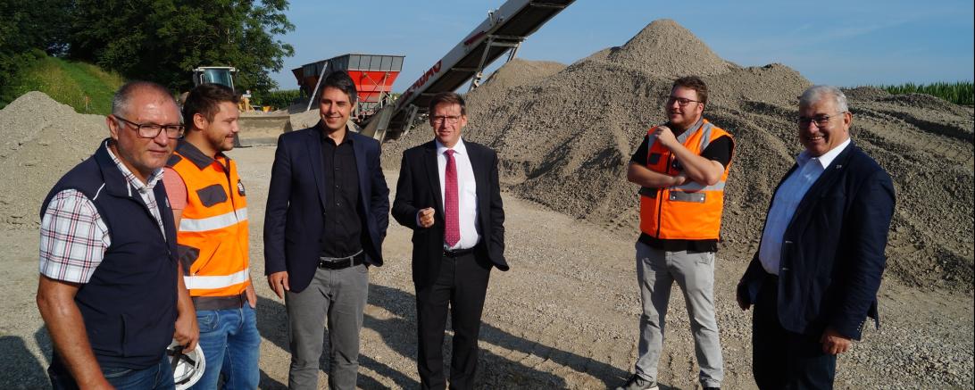 Abgebildete Personen (v.l.n.r.): Herr Kammer, Herr Hengstebeck, Tiefbauleiter Gerhard Schappin, Landrat Stefan Rößle, Bauleiter Florian Abspacher, Bürgermeister Hubert Eberle. 