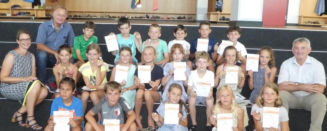 Aus den Händen von Bürgermeister Karl Malz sowie BLSV-Vertreter Werner Freißler erhielten zahlreiche Schüler der Tapfheimer Grundschule das Deutsche Sportabzeichen. 