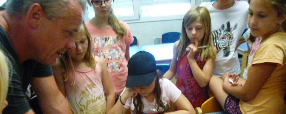 Käser Herr Engelmann zu Besuch bei der Offenen Ganztagesschule in Riedlingen.