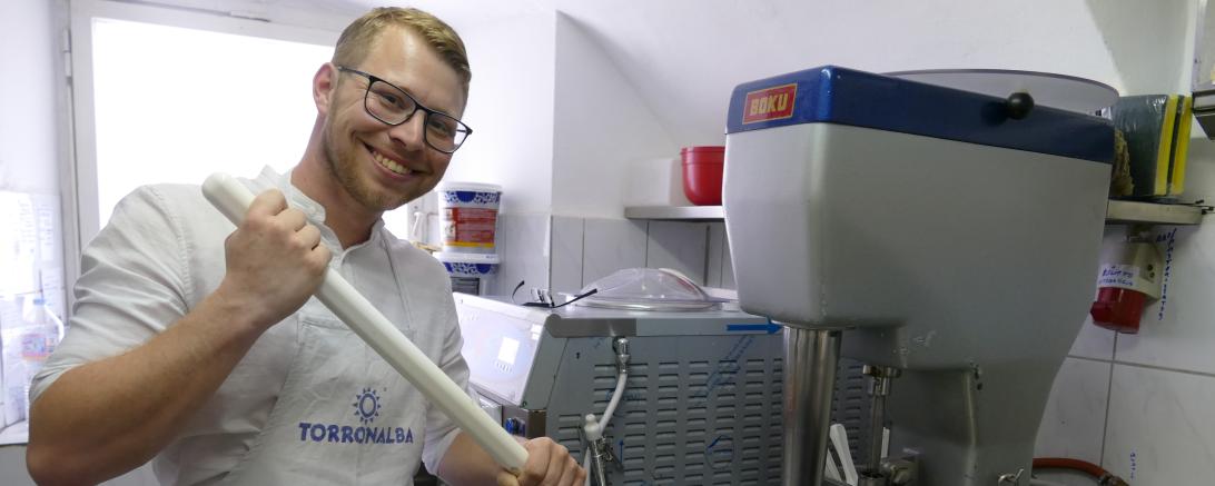 Das Bild zeigt Matthias bei der Herstellung des Stracciatella-Eises im Eiscafé Venezia in Donauwörth.