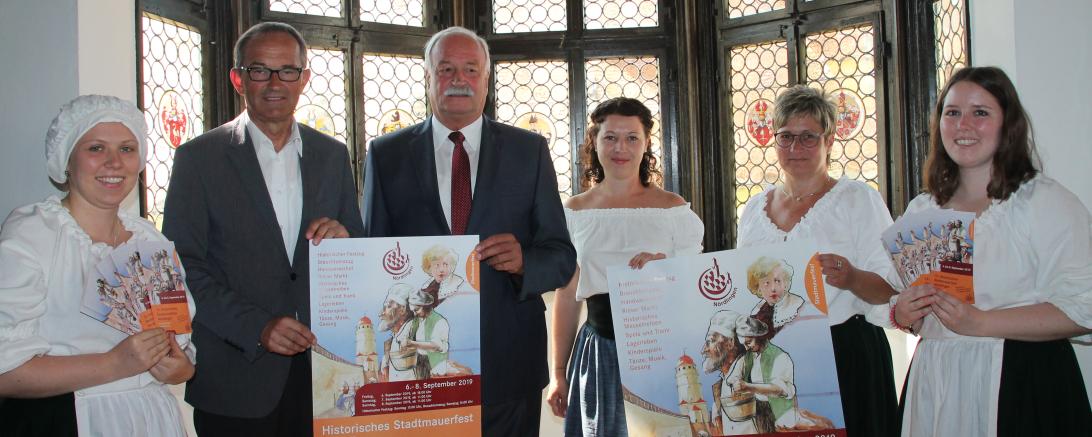 Stolz präsentierten Oberbürgermeister Hermann Faul (3. von rechts) und Sponsor Helmut Kaumeier (2. von rechts) das neue Programm des 13. Historischen Stadtfestes in Nördlingen. 
