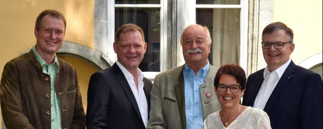 Bei der Spendenübergabe (von links): Hans-Georg Sigel (Stadtbaumeister und 2. Vorsitzender des Verschönerungsvereins), Präsident des Rotary Clubs Nördlingen Joachim Sigg, Oberbürgermeister Hermann Faul, Susanne Vierkorn (1. Vorsitzende Verschönerungsverein) und Paul W. Ritter (Vorstandsvorsitzender der Raiffeisen-Volksbank Ries eG)