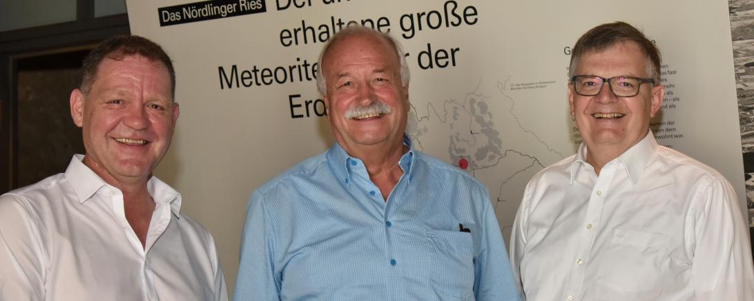 Bei der Spendenübergabe (von links): Rotarischer Präsident Joachim Sigg, Oberbürgermeister Hermann Faul und Vorstandsvorsitzender der Raiffeisen-Volksbank Ries eG Paul W. Ritter (ebenfalls für den RC Nördlingen dabei)
