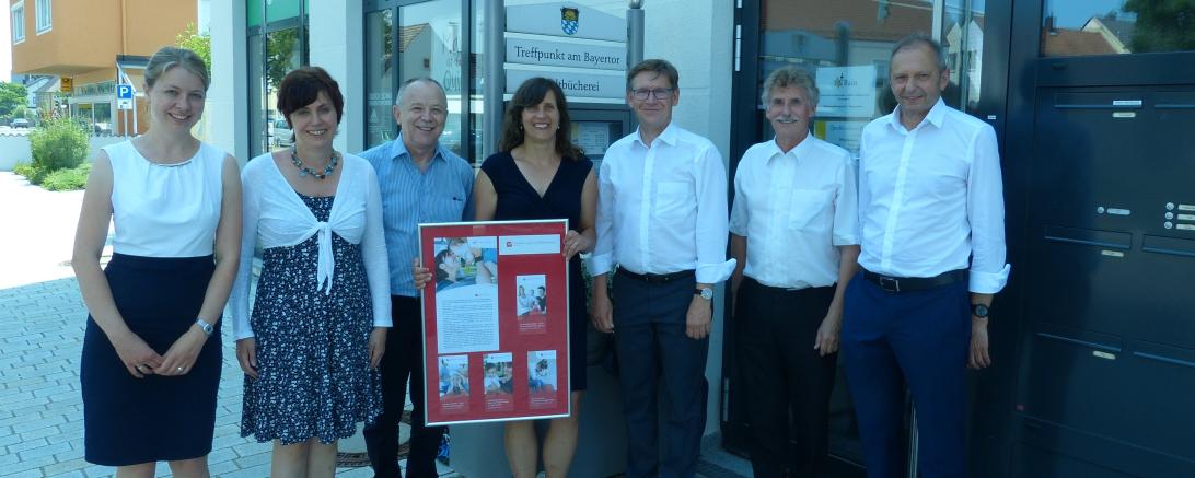 Das Bild zeigt (v. l. n. r.):  Cornelia Blässing, Doris Hiemeyer, Vorstand KJF Augsburg Stefan Leister, Margit Jeltsch, Landrat Stefan Rößle, 1. Bgm. Gerhard Martin, Adelbert Singer. 