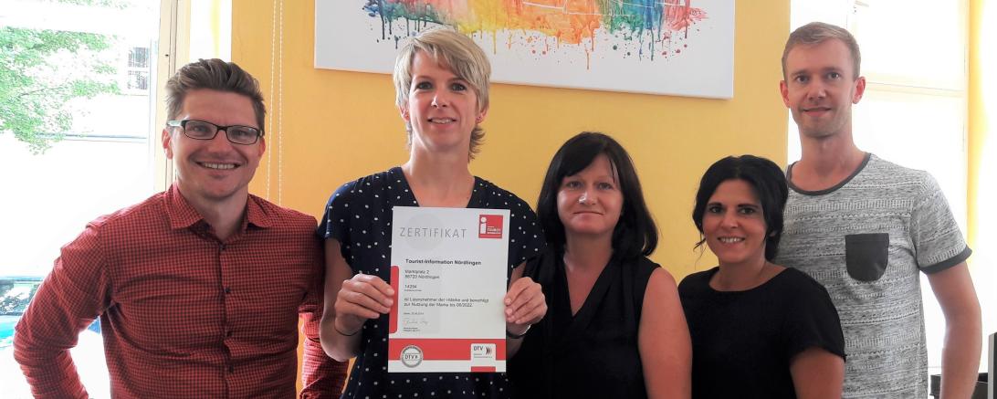 Das Team der Tourist-Information Nördlingen (v.l.n.r.) – David Wittner, Bettina Walter, Katja Schwarz, Sarah Wörz, Johannes Hafner