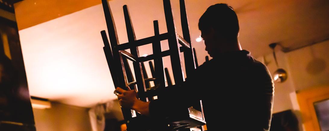 Die dunkle Seite einer Branche: In vielen Kneipen, Restaurants und Hotels wird noch immer der Mindestlohn unterlaufen. Die Gewerkschaft NGG fordert mehr Betriebskontrollen durch den Zoll.