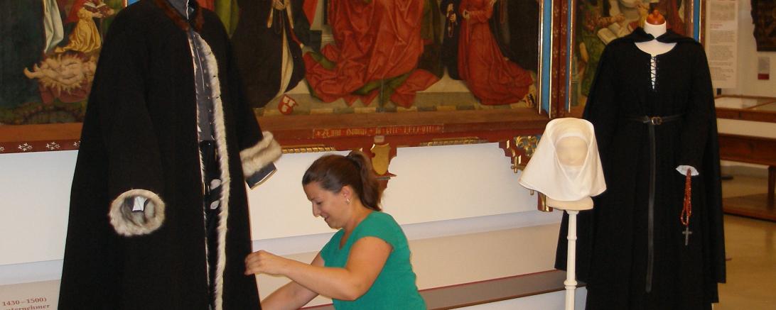 Sandra Wagner stellt ein historisches Gewand aus.