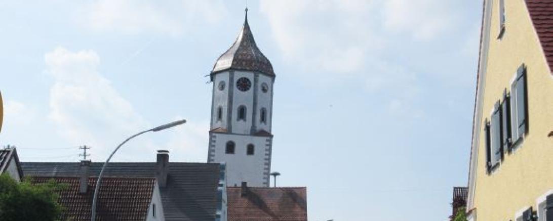 Das Wahrzeichen von Munningen: Der schiefe Turm. 