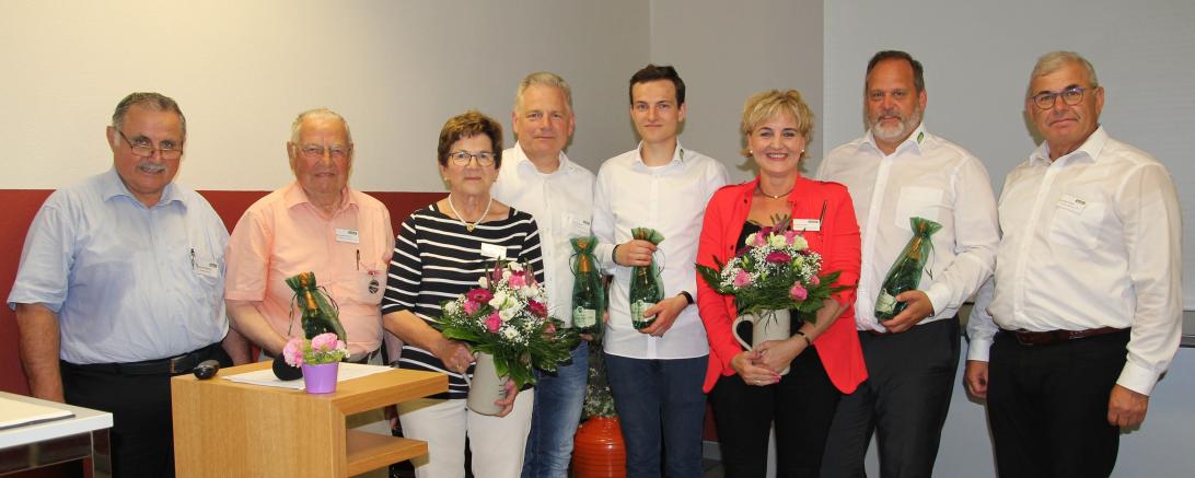 Das Bild zeigt (v.l.n.r.): Bürgermeister Robert Ruttmann, die Seniorchefs Leonhard und Sofie Unsinn, Geschäftsführer Josef Unsinn, Beirat Josef Unsinn jun., Geschäftsführerin Rosa Unsinn, Geschäftsführer Gunnar Bregler und stellvertretender Kreisvorsitzender Hubert Eberle.