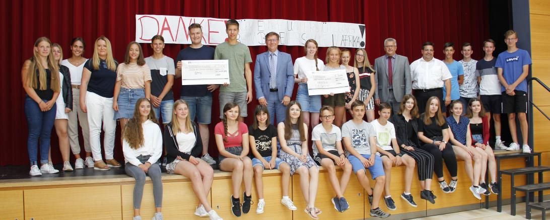 Landrat Stefan Rößle bedankte sich herzlich bei den Jugendlichen und betonte, wie sehr sich afrikanische Kinder über die neuen Schulen freuen würden. Auch Schulleiter, OStD Karl Auinger, zeigte sich sehr erfreut über das Engagement seiner Schüler.