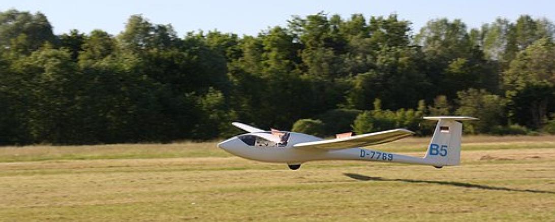 Das Bild zeigt ein Flugzeug.