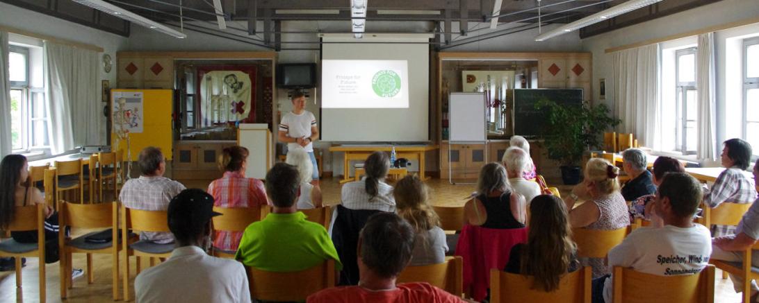 Aktivist Jan Sailer beim Fridays for Future Vortrag mit den Teilnehmern beim Tauschring Nördlingen.