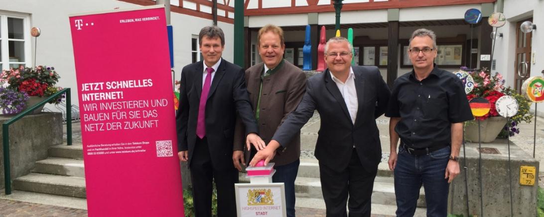 Bild von links: Markus Sand Telekom, Bürgermeister Wolfgang Kilian, Holger Betz Telekom, Wolfgang Stegmüller Kämmerer