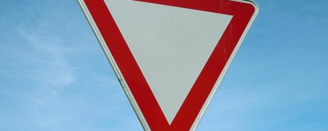 Das Bild zeigt ein Vorfahrtsschild.