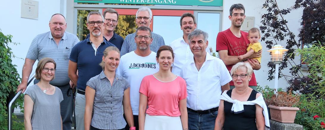 Die anwesenden Geehrten (v.l.n.r.), hintere Reihe: Werner Stefanik, Hans-Peter Habermann, Peter Miller, Vorsitzender Rüdiger Schwarz, Sascha Christioph. Mittlere Reihe: Jürgen Seliger, Armin Seefried, Klaus Tarras. Vordere Reihe: Ehrenausschussvorsitzende Julia Stolte, Kathrin Schön, Antonie Miller.