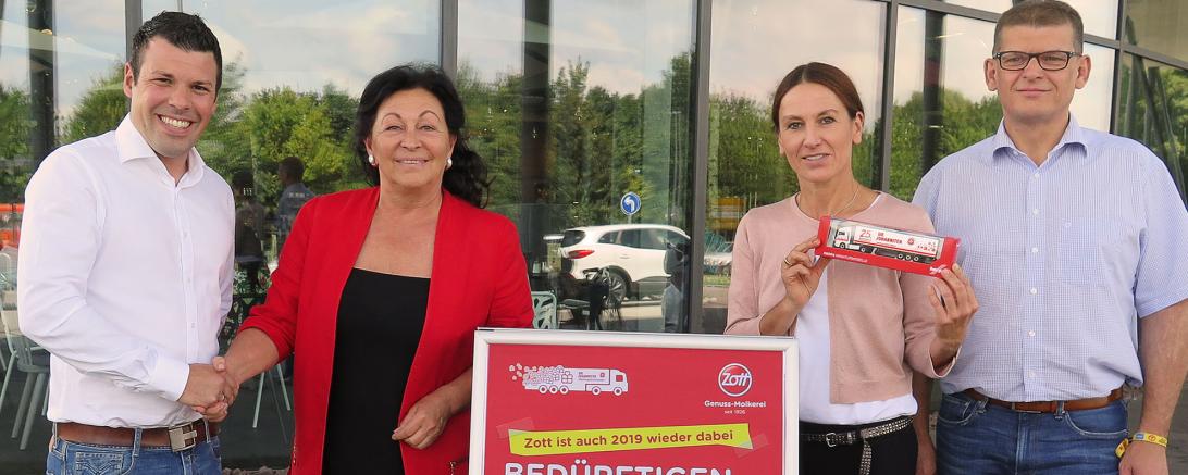 Zu sehen: Ulrich Kraus, Projektleiter, Christine Weber, Geschäftsführenden Direktorin der Firma Zott,  Michaela Matthäus, Leiterin Unternehmenskommunikation, Markus Kristen, Ortsbeauftragter der Johanniter in Donauwörth