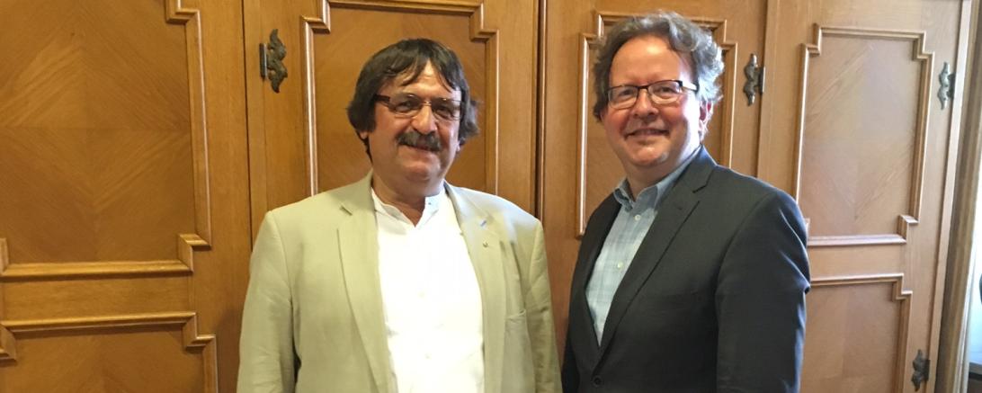 Das Bild zeigt Dr. Ottmar Seuffert (links) und Oberbürgermeister Armin Neudert (rechts). 