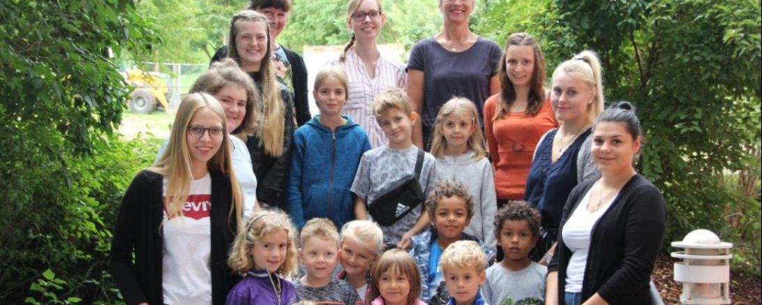 Auf dem Bild zu sehen ist Verwaltungsleitung Sandra Frey und Personalrätin Christiane West (oben Mitte v.l.n.r.) bedanken sich bei den Betreuerinnen der Ferienbetreuung am Stift: (rechts von oben nach unten) Vanessa Wiesenhöfer, Natalie Schmid, Lilly Dischinger, (links von oben nach unten) Lilija Papke, Sarah Bohne, und Melissa Lepp (ganz unten).