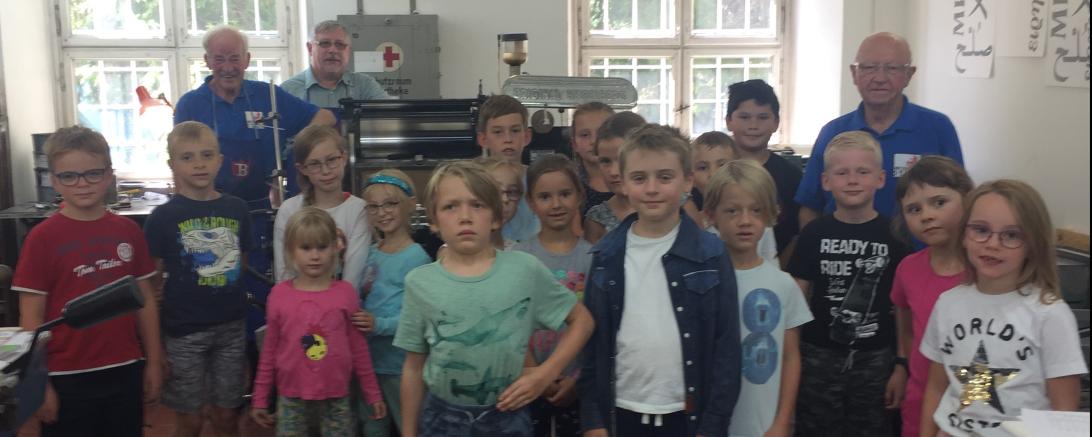 Auf dem Bild zu sehen ist; Das Ferienprogramm der Stadt Nördlingen in einer Druckerei.