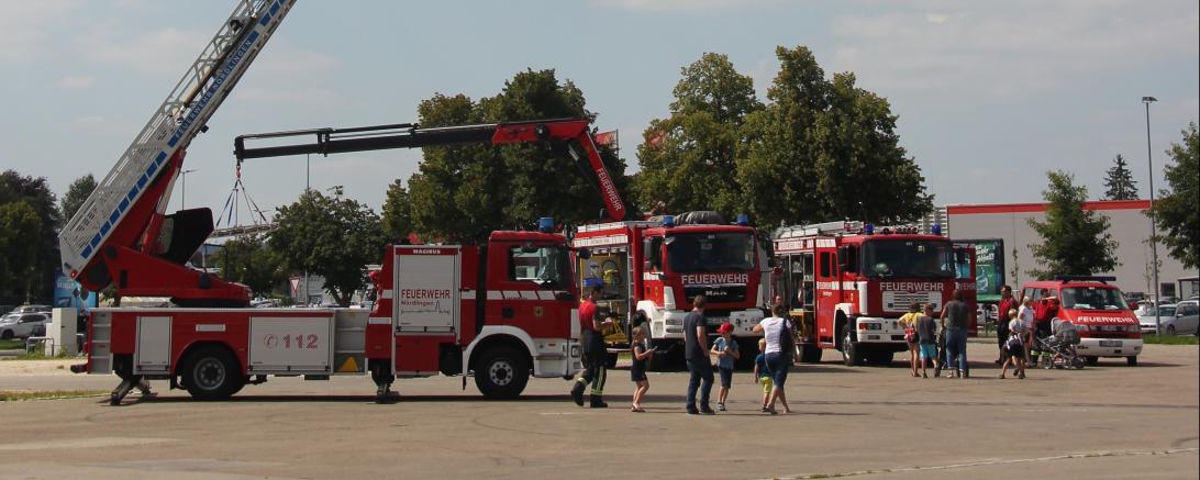 Auf dem Bild zu sehen ist der Blaulichtnachmittag beim Nördlinger Ferienprogramm. 