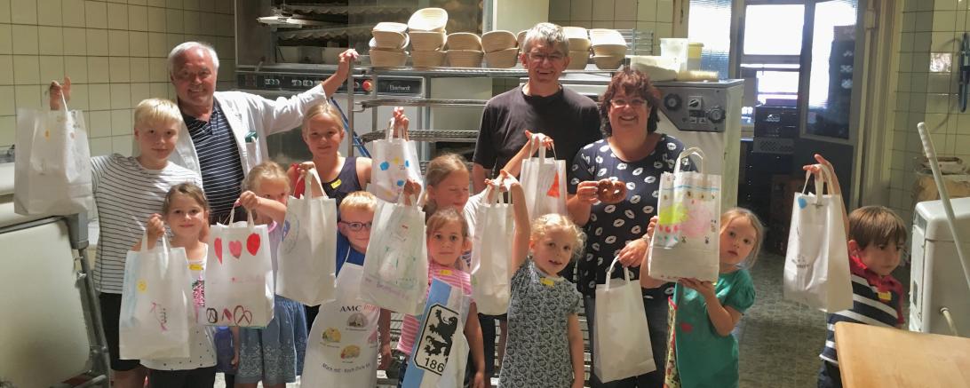 Zu sehen sind die Kinder beim Ferienprogramm in der Bäckerei Hummel 