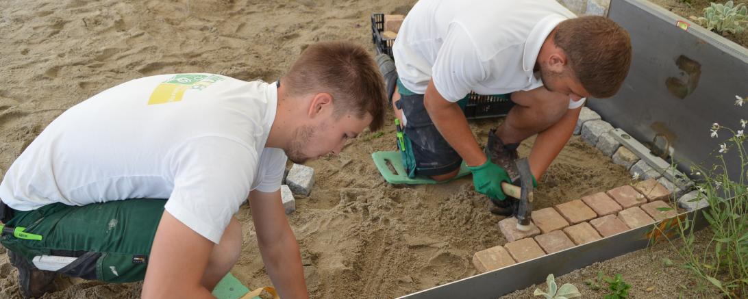 Die Landschaftsgärtner Julian Maier (links) und Niklas Stadlmayer (rechts) werden als Duo bei den WorldSkills 2019 antreten. 