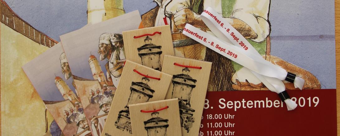 Einlassbändchen und Holzplaketten für das Stadtmauerfest Nördlingen