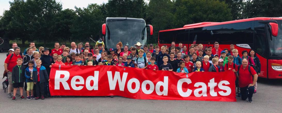 Auf dem Bild zu sehen ist der FC Bayern Fanclub Red Wood Cats beim Ferienprogramm im Skylinepark 