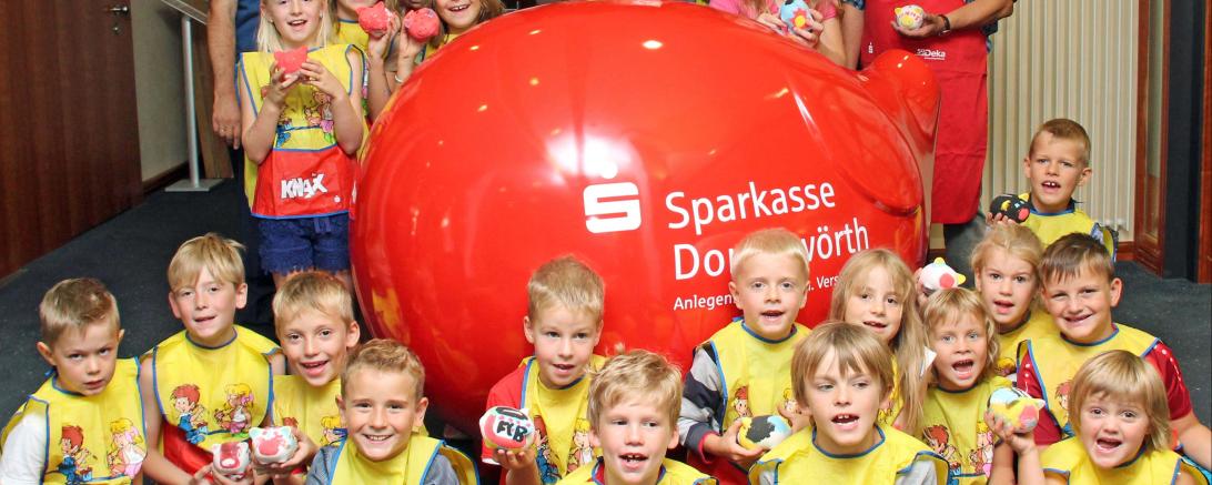 Unser Bild zeigt die jungen Akteure mit ihren selbst bemalten Sparschweinen. Mittendrin sind die Betreuer Hans Roßkopf, zweiter Bürgermeister der Stadt Wemding, und Klaus Carsten, Vorstand des VDK Wemding sowie Thomas Deuter von der Sparkasse Donauwörth, der die Teilnehmer durch das bunte KNAX-Programm am Vormittag begleitete (von rechts).