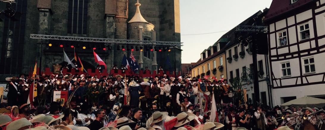 Zu sehen ist ein Ausschnitt vom Stadtmauerfest in Nördlingen
