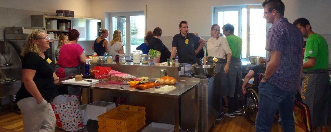 Zu sehen sind Teilnehmer des Inklusionszirkels beim gemeinsamen Kochen 