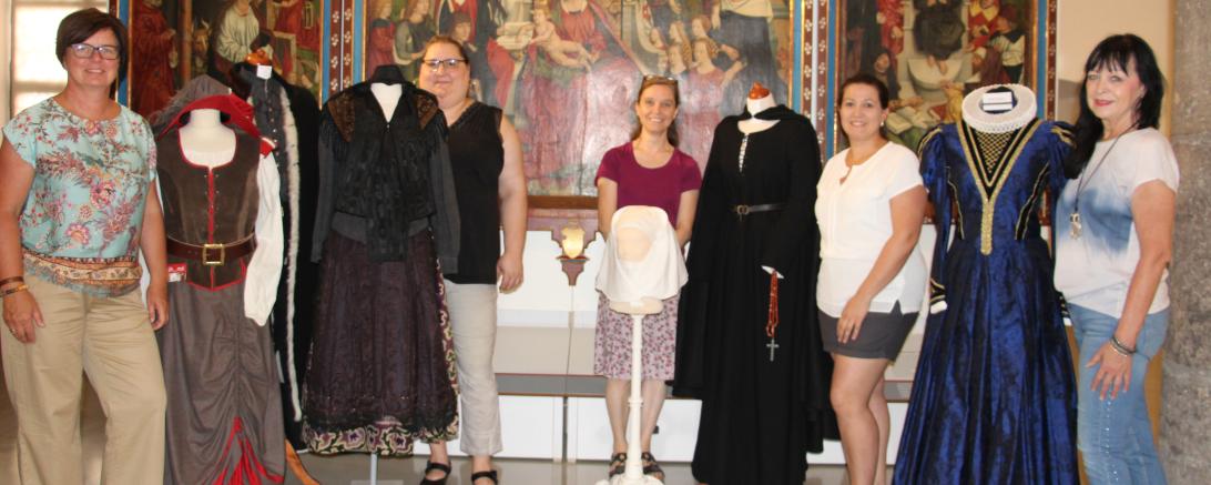 Auf dem Bild (v.l.n.r.): Martina Guckert „näh_mal“, Sandra Beck – 1. Vorsitzende Trachtenverein D‘ Rieser Nördlingen, Museumsleiterin Andrea Kugler M.A., Sandra Wagner von der Schneiderei Wagner und Uschi Rothgang von Rothgang Mode-Design