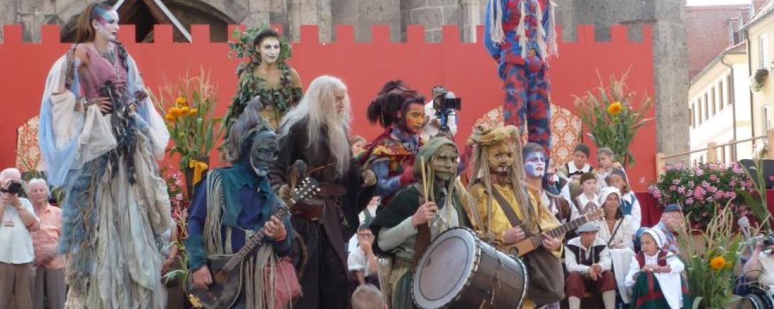 auf dem Bild sieht man die Akrobatik- und Musikgruppe "Entr'Act"