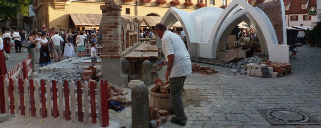 Bild zeigt Aufbauarbeiten für das Stadtmauerfest
