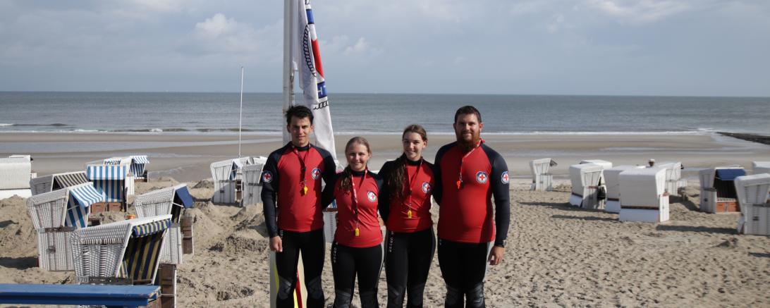 Jakob Roßkopf, Eva-Maria Aumiller, Anja Aumiller und Florian Fritsch nach einer Schwimmeinheit am Strand von Wangerooge.