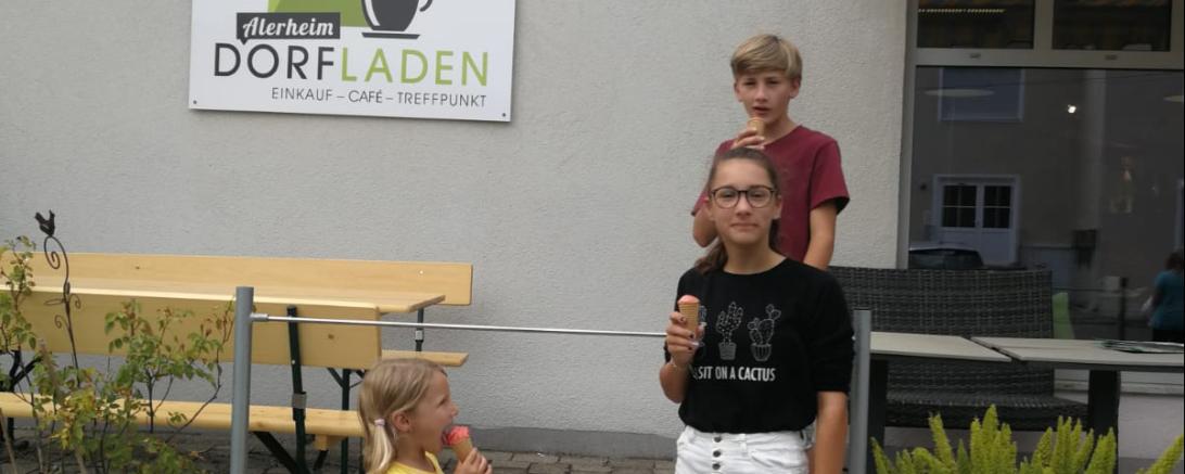 Junge Kunden testen das kostenlose Eis aus der Region. 