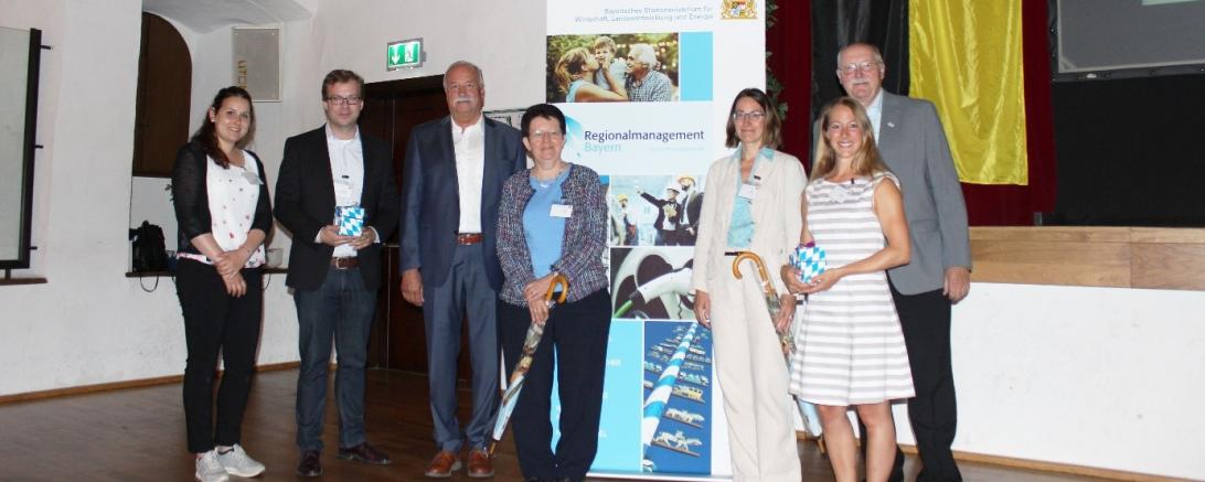 Auf dem Bild zu sehen V.l.n.r.: Regionalmanagerin Jennifer Werner, Leiter der Stabsstelle Kreisentwicklung Klemens Heininger, Oberbürgermeister der Stadt Nördlingen Hermann Faul, Leiterin des Referats Re-gionalmanagement im bayerischen Staatsministerium für Wirtschaft, Landesentwicklung und Energie, Mitarbeiterin des Referats Regionalmanagement Rita Walter, Konversionsmanage-rin Barbara Wunder und der stellvertretende Landrat des Landkreises Donau-Ries Reinhold Bittner.