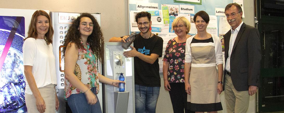 Auf dem Bild (von rechts): der stellvertretende Schulleiter Richard Strehle, Grünbeck-Personalleiterin Sandra Stricker, Schulleiterin Doris Barth-Rieder, die Schüler Emmanuel und Bleona sowie Grünbeck-Mitarbeiterin Sandra Jaud