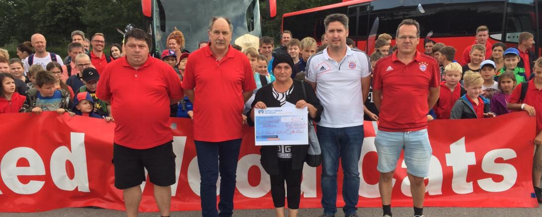 Zu sehen der FC Bayern Fanclub bei der Spendenübergabe 